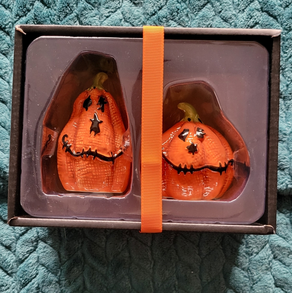 NWT Salt & Pepper Shakers - Picture 4 of 5